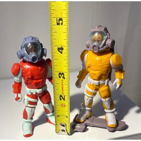 Maxi Kinder Surprise 2024 Spacemen Space Astronaut Figures Easter Yellow Red - Picture 2 of 5